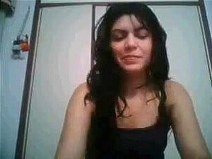 Découvrez Cecilia qui dompte la webcam avec son chat séduisant et