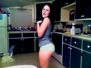 La maman blanche peut twerker. La maman blanche peut twerker