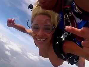 La beauté blonde maigre Dani Mathers avec de gros faux seins et ses