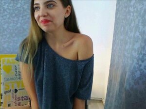 Petite de 19 ans avec un cul parfait en culotte noire jouit. Une
