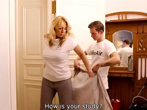SHAME4K. Une étudiante entre dans la salle de bain et rencontre une