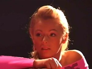 La bagarre entre chats au cinéma se termine par une baise intense,