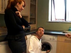MILFs CFNM taquine le petit jock du réparateur avant de le branler
