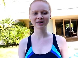 Aperçu porno gratuit montrant une mignonne en bikini une pièce