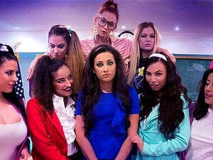 GIRLSWAY Étudiante coquine Emily Willis L'apprend à la dure