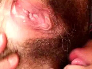 Mamie non rasée et étrange baise de vibromasseur mature et folle