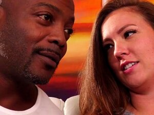 Une nana hotwifing chevauche devant son mari dans un couple