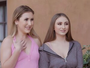 Des milf aux gros seins invitent de nouveaux voisins et discutent à