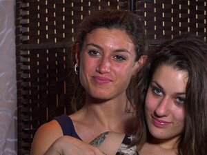 Esclaves en bondage à la corde en public. Les petites amies