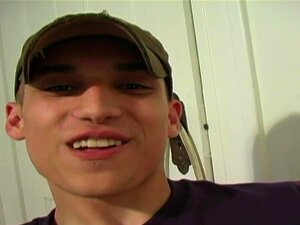 Vidéo de RaunchyTwinks : Regarde Bret Lawson se comporter mal, Brett