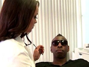 Une MILF chaude suce une bite de monstre noir comme une salope