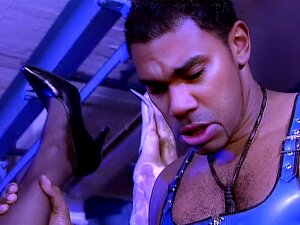 Monique Covet et Michelle Wild en tenues en latex sexy sont sauvages