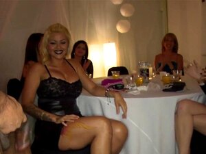 C'est la soirée de ma copine pour sucer une strip-teaseuse. C'est la