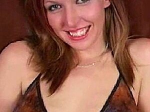 L'ex-stripper Sally Rodeo prend une énorme giclée dans sa bouche