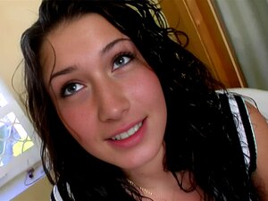  Une adolescente timide Suce Pour de l'argent dans cette scène vidéo