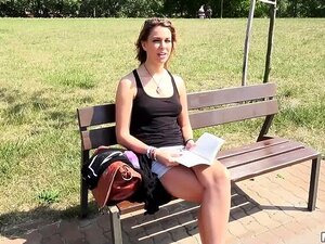 Séduction publique avec une blonde aux fesses rebondies