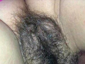 Gros plan d'éjaculation sur une chatte poilue