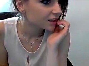 Vidéo porno webcam maison dans laquelle je taquine. Dans ma vidéo