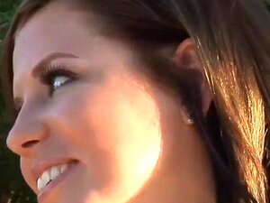 Petite salope blanche se fait baiser brutalement par deux énormes