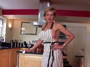 La milf britannique infidèle gill ellis exhibe ses énormes melons.