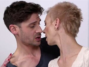 Une blonde mature et mince se fait détruire la chatte