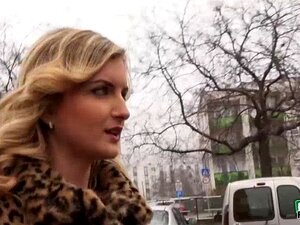 POV - La nana canandienne Jemma suce une bite. Putain de chaude