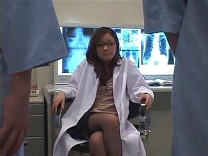 Pute japonaise exotique Erika Tokuzawa dans un doigtage fou, clip JAV