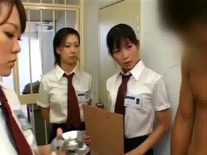 Un modèle AV japonais prépare de la nourriture
