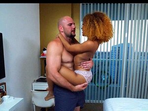 Petite salope noire maigre. Salope maigre noire mignonne