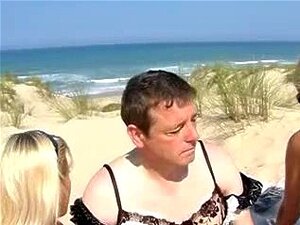 Plage Nue - Habillée en Lingerie