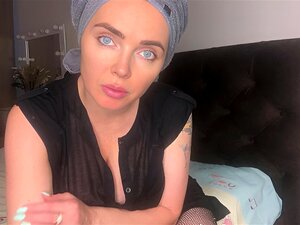 Belle-mère, a attiré le gars dans la chambre sous le prétexte de