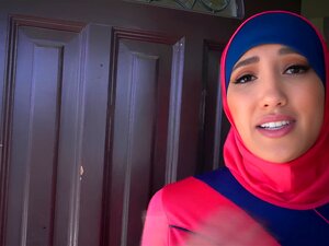 Quand le loyer est dû, Chloe Amour, en hijab, découvre que son