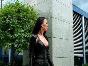Une Diva qui marche en pantalon de cuir