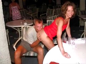 VOUDRAIS-TU T'AMUSER AVEC MA FEMME. Des femmes profitant de