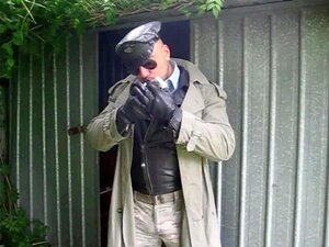 Star du porno fumeuse de cigare en uniforme.flv