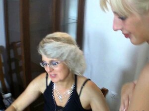 Un mec trouve un couple mature et sa copine en train de baiser