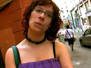 Une mignonne à gros seins se fait baiser par un homme plus âgé