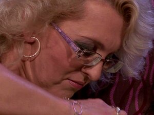 La copine se fait lécher par une lesbienne mature. La copine se fait