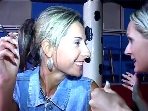 Femmes folles baisant des strip-teaseurs en public