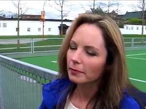 MILF infidèle ramassée dans un parc, on a ramassé Roni au parc