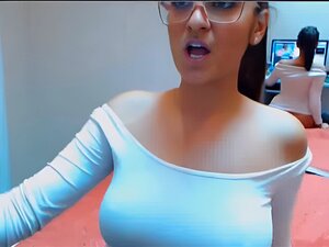 Découvrez les charmes envoûtants de cette MILF coquine en lingerie