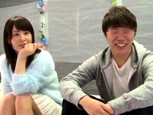 Couple asiatique japonais joue à des jeux porno dans la salle de