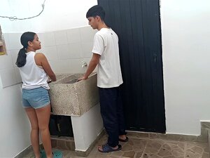 MA DEMI-SOEUR BRUNE PRÉFÉRÉE ADORE COUCHER AVEC MOI PARCE QUE J'AI