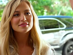 Une femme de ménage excitée frappe Blake Blossom aux gros seins