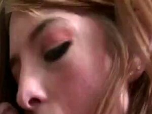 Riley Shy - Une mignonne en chaleur se gorge sur une grosse queue