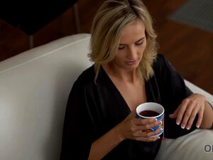 OLD4K. Le beau vieux était heureux de satisfaire sa femme aux longues