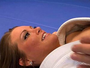 La sexy Megan Fenox séduit son coach de lutte