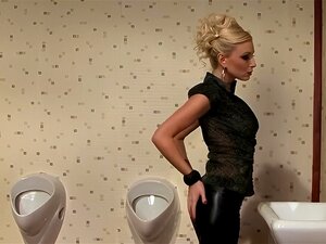 Les grosses mangues de la salope glissées au gloryhole sucent une