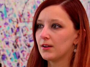 Les femmes à gros seins se retrouvent seins nus pendant qu'elles se