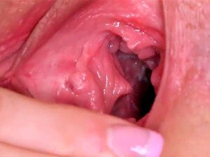 Une fille tchèque flirteuse ouvre sa douce fente à la spéciale. Une